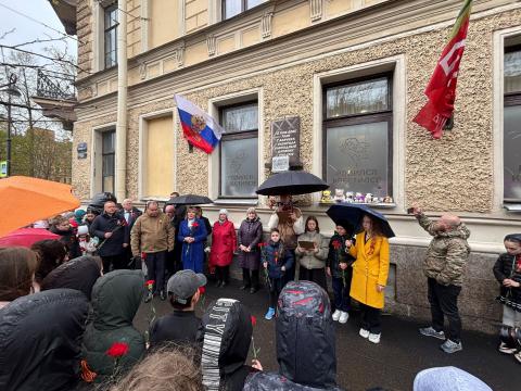 Акция Памяти у дома Тани Савичевой